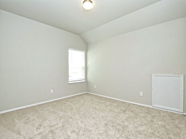 Building Photo - 5 BR + Office /2.5 BA - 2637 SF - Cloverle...