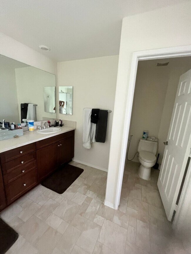 Building Photo - Spacious 4 Bed | 2-Story Townhome in Lake Pointe near Eastlake Vistas