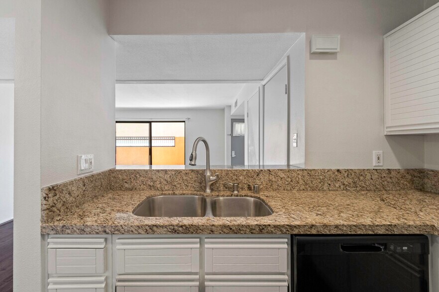 Building Photo - 25671 Le Parc