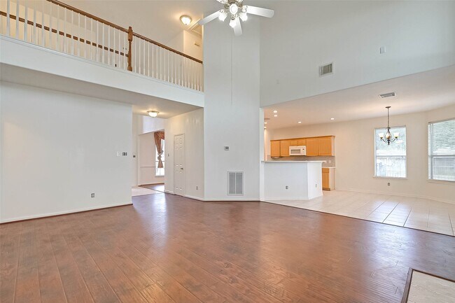 Building Photo - 8846 Gas Light Village Dr