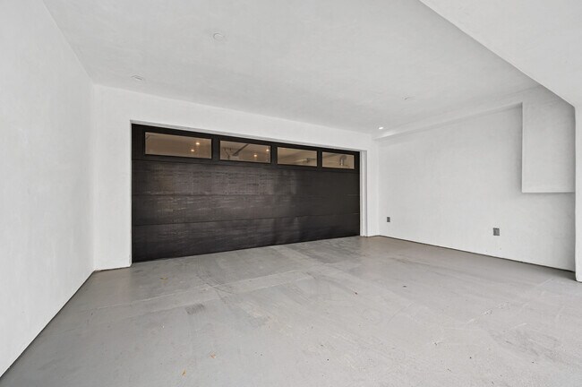 Building Photo - 121-121 139 39th St