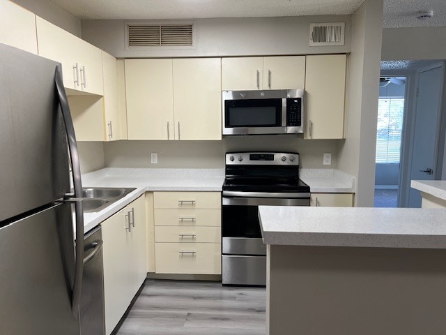 Kitchen - 345 Lakepointe Dr