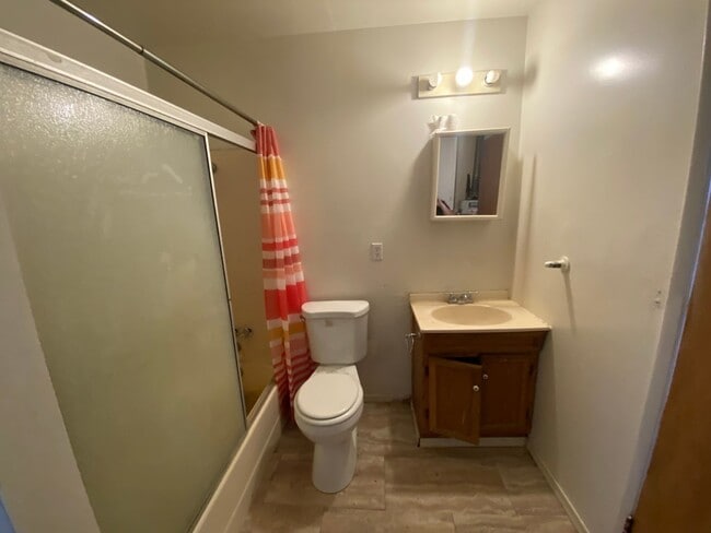 Building Photo - Quiet 2 bedroom 1 bath house in Riverdale