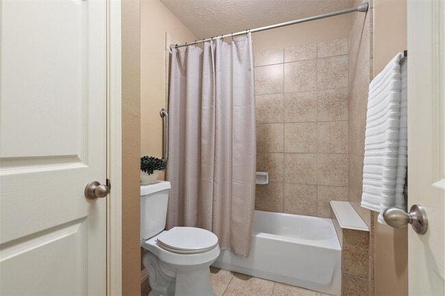 Building Photo - 1602 Village Townhome Dr