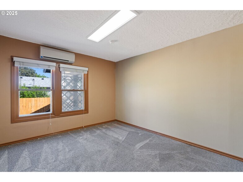 Building Photo - 5324 SE Flavel St
