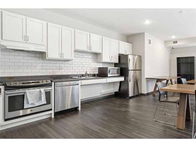 Building Photo - 2318 Jefferson St NE