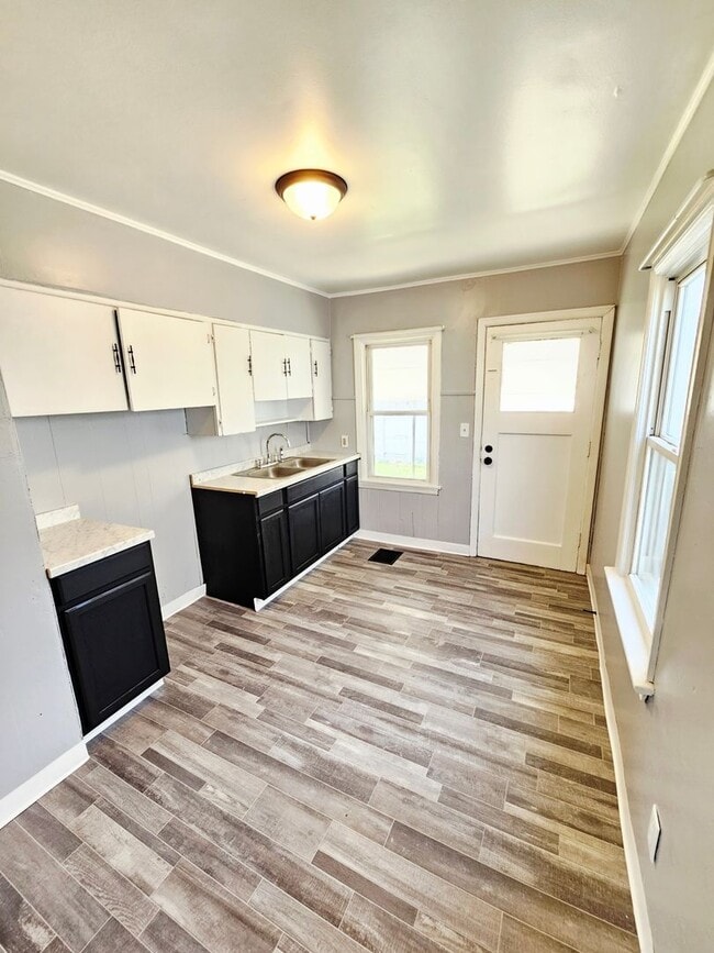 Building Photo - Move-In Ready 2BR/1BA Home w/ 2-Car Garage | Recently Updated