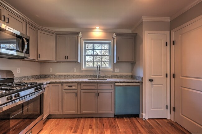Building Photo - 326 Meadowside Rd