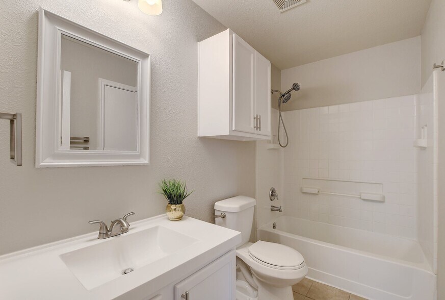 Building Photo - 5713 Abby Ann Ln