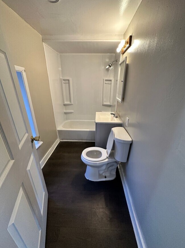 Building Photo - Spacious Single Family Home Ready for Rent in Great Neighborhood