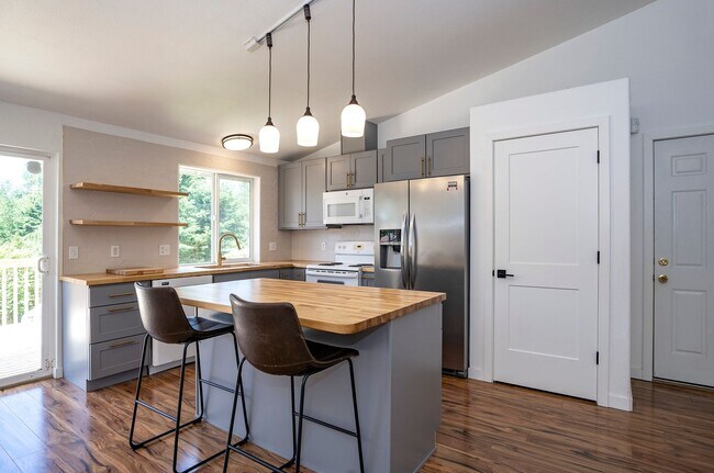 Building Photo - Exquisite 3-bedroom, 2-full bath Home in Puyallup