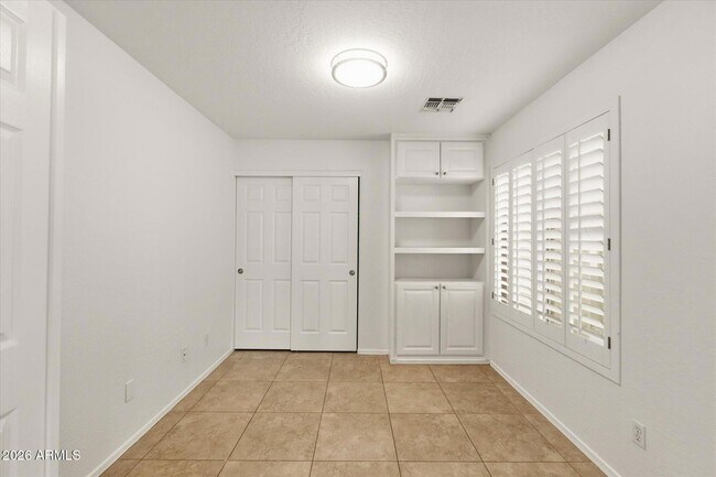 Building Photo - 2212 E Vista Bonita Dr