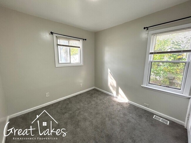 Building Photo - Charming 3 Bedroom 1 Bathroom now availabl...