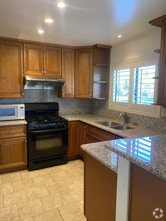 Building Photo - 2 bed, 1 bath Spring Time condo