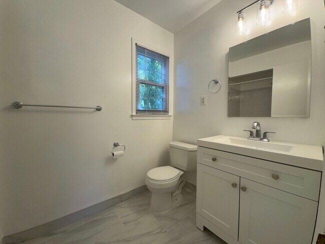 Building Photo - Spacious 4 Bed 2/2 Bath Home with Park-Lik...