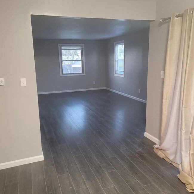 Building Photo - 991 Manor Ln