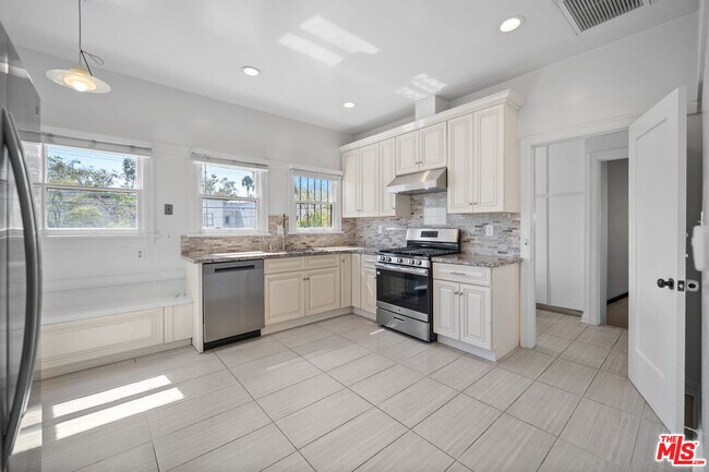 Building Photo - 123 S Orange Dr