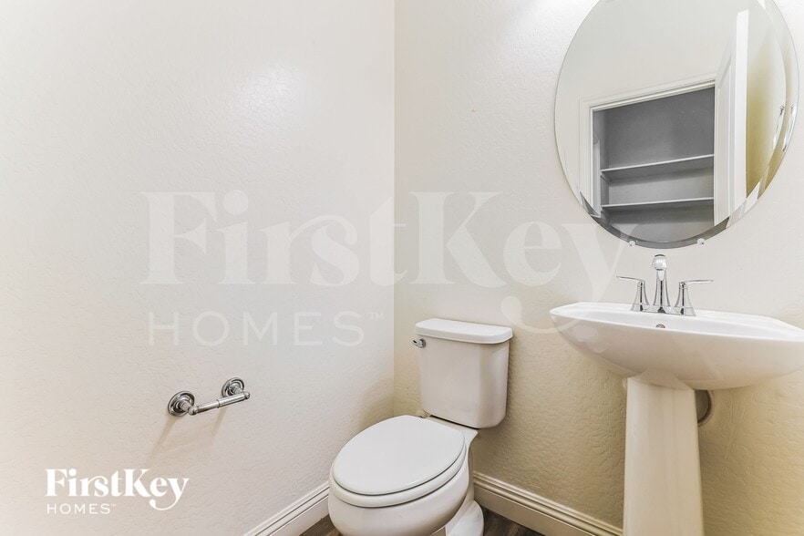 Building Photo - 6926 E Butte St