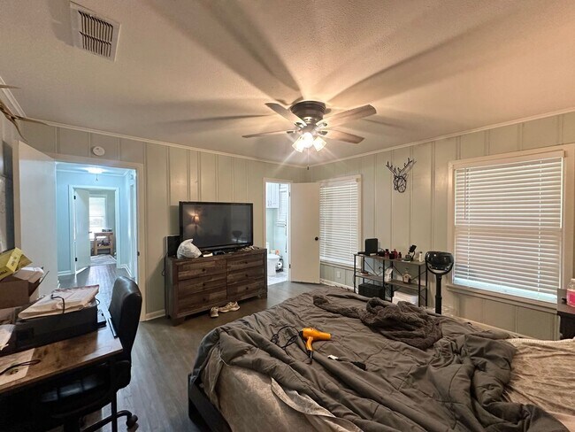 Building Photo - Updated 3-Bedroom Home Near TJC & Medical ...
