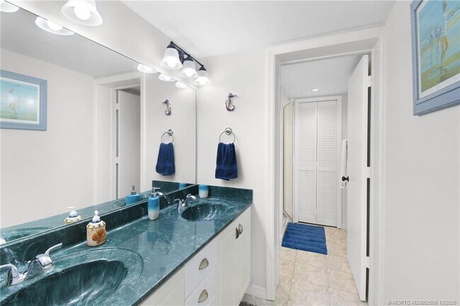 Building Photo - 10044 S Ocean Dr