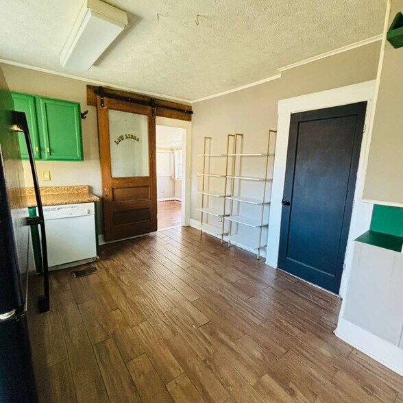 Building Photo - 17 School Rd