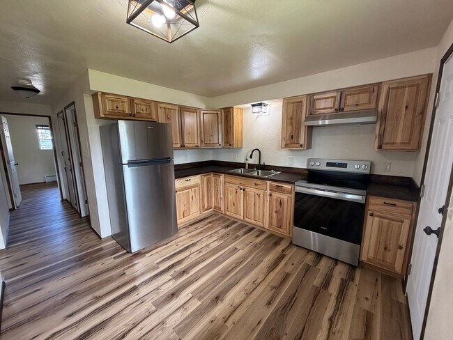 Building Photo - 2 Bedroom 1 bath tri-plex