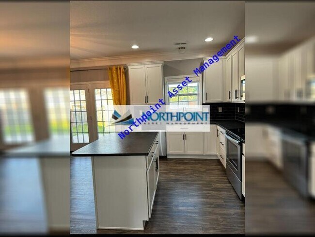 Building Photo - A beautiful 3 bed 2.5 bath home with a fen...