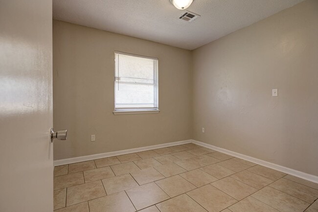 Building Photo - First Full Month's Rent Free! Spacious 3BD/1.BTH Home in Spencer