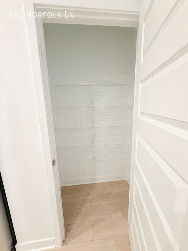 Building Photo - 891 Norfolk Ln