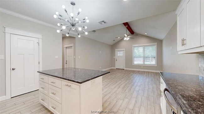 Building Photo - 513 Kubin St