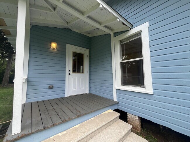 Building Photo - "Charming MIDTOWN 2-Bedroom Home with Glea...