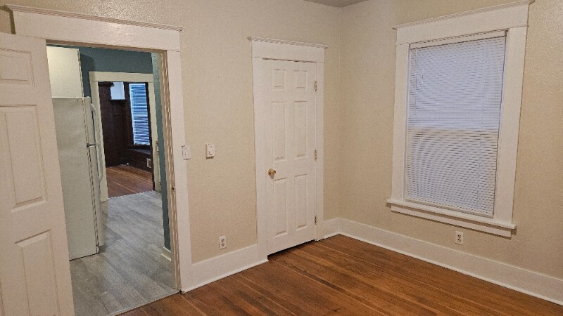 Building Photo - 805 S Ainsworth Ave