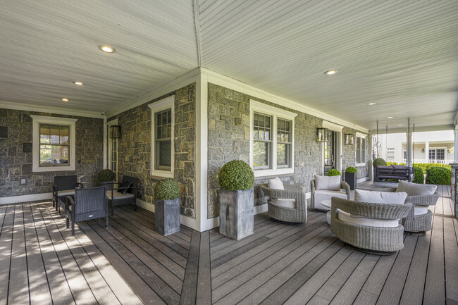Building Photo - 16 Hilltop Dr