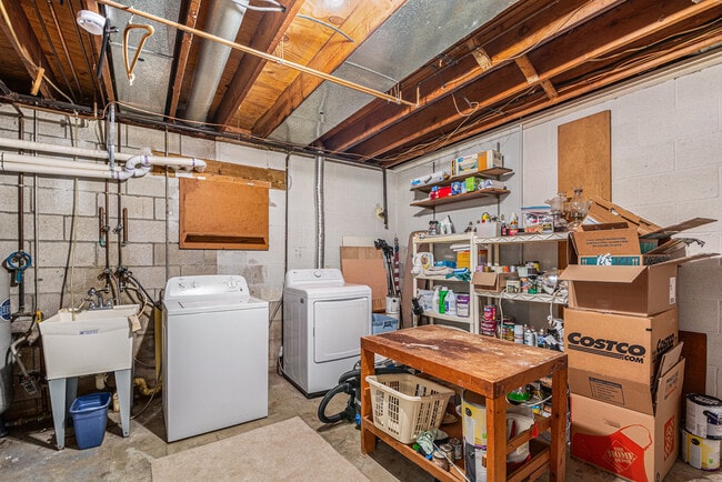 Building Photo - 423 Tamarack Dr