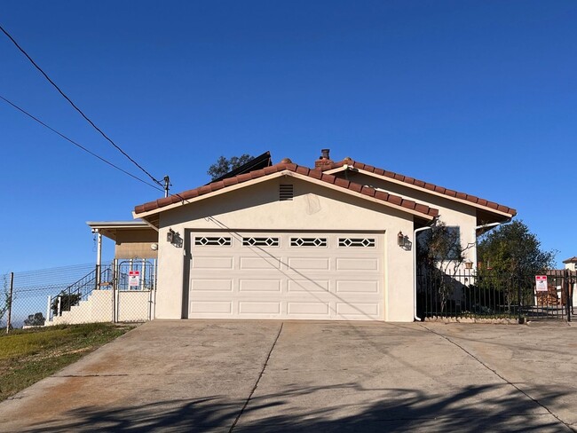 Building Photo - Spectacular Retro Home in a Rural Setting with Views and Space