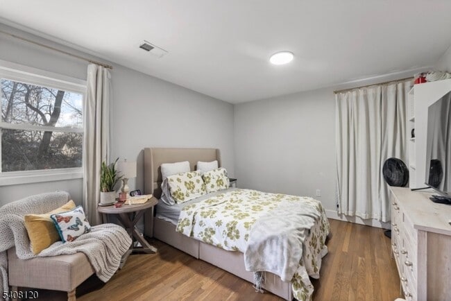 Building Photo - 22 Crescent Ct