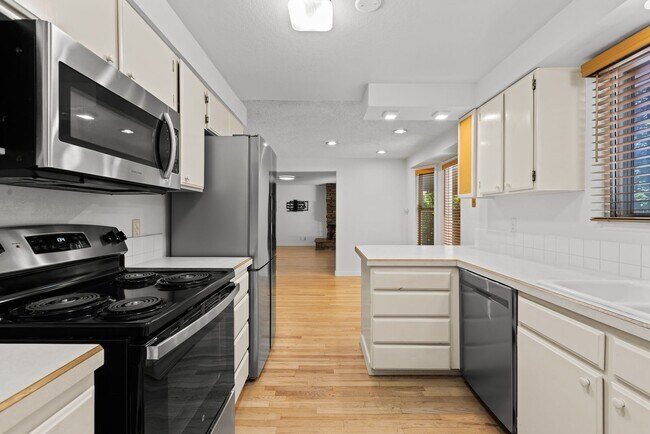 Building Photo - Home Sweet Home in Exclusive Warm Springs Mesa