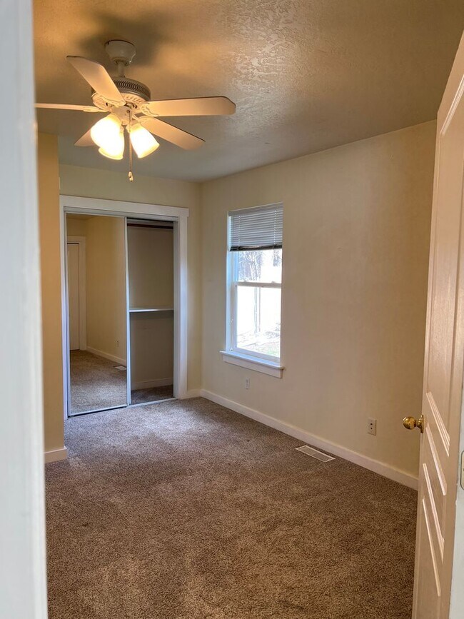 Building Photo - Coming soon! 3 bed single family home on a court