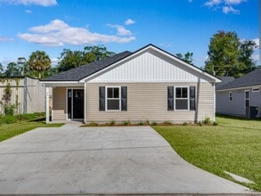 Building Photo - Spooktacular 3 Bedroom Available in Wakull...