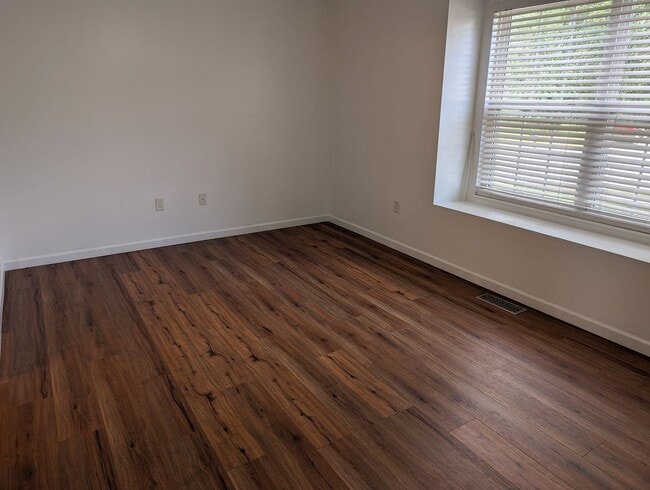 Building Photo - AVAILABLE NOW! 3 Bedroom Ranch with 2 Full...