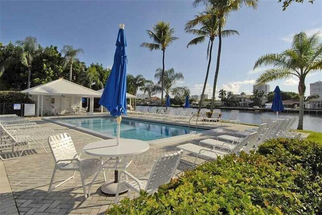 Building Photo - 6521 Bay Club Dr