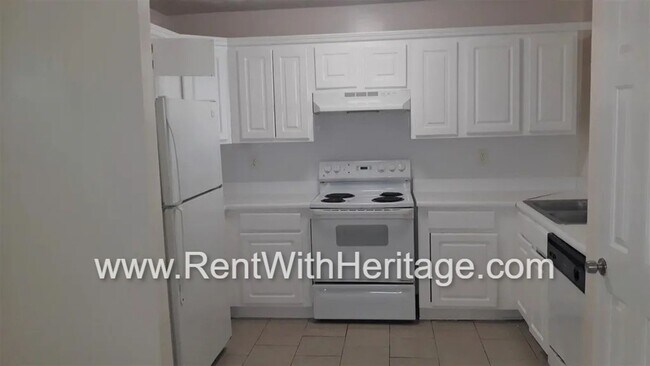 Building Photo - Awesome 3bd/ 2ba Townhome, Super Spacious, Small Community, Great Location