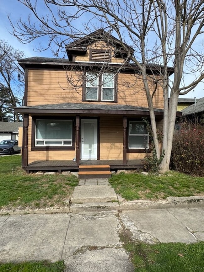 Building Photo - RENOVATED UPSTAIRS 2 BEDROOM HOME- FULL PRIVATE UPPER LEVEL