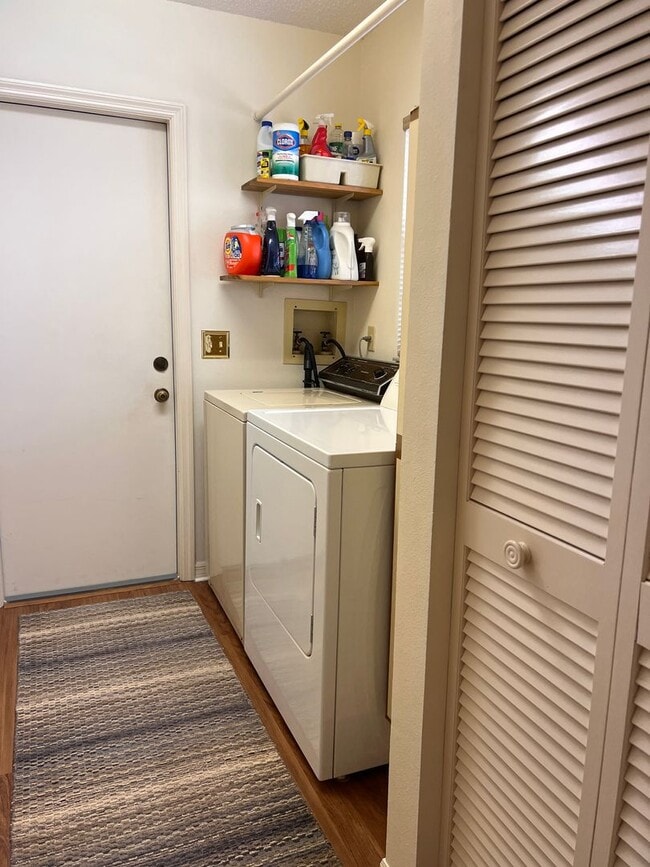 Building Photo - NEWLY LISTED 2BD/2BA/2CG Villa