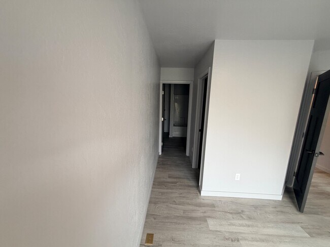 Building Photo - Division St