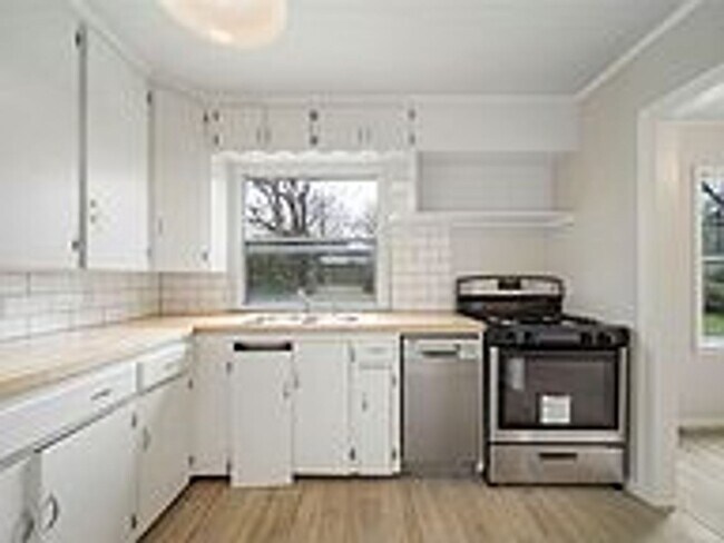 Building Photo - Updated 2 Bed 1 Bath Rental Home Tulsa