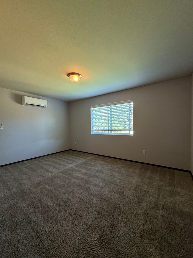 Building Photo - Spacious 5-Bedroom Home with Bonus Living ...