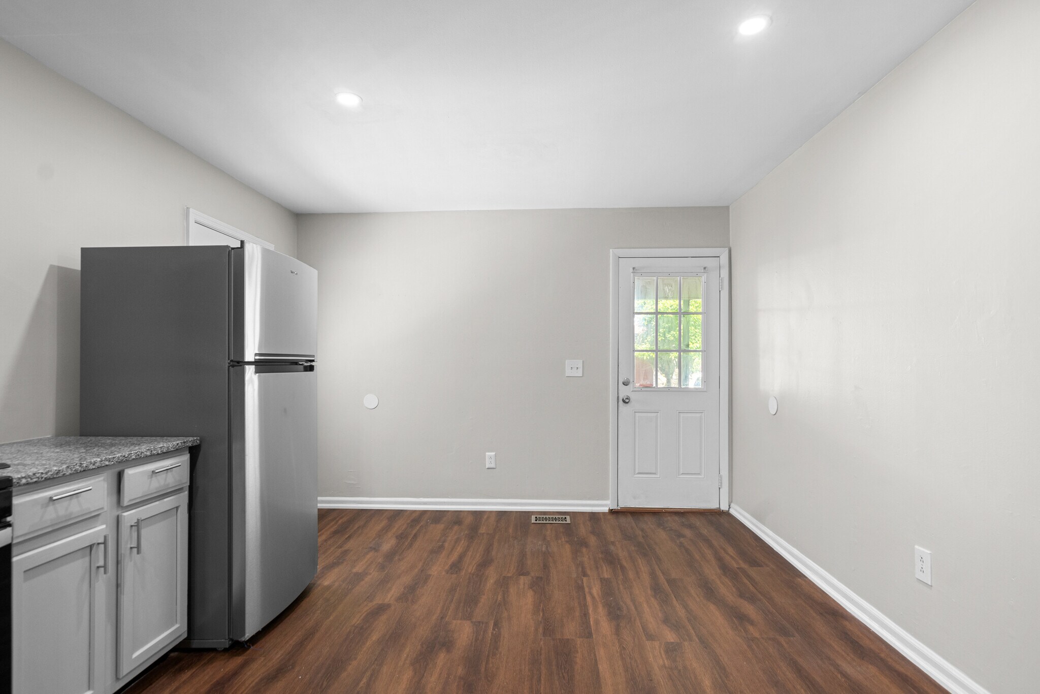 Eat-in Kitchen - 1380 Plaza Ave SW