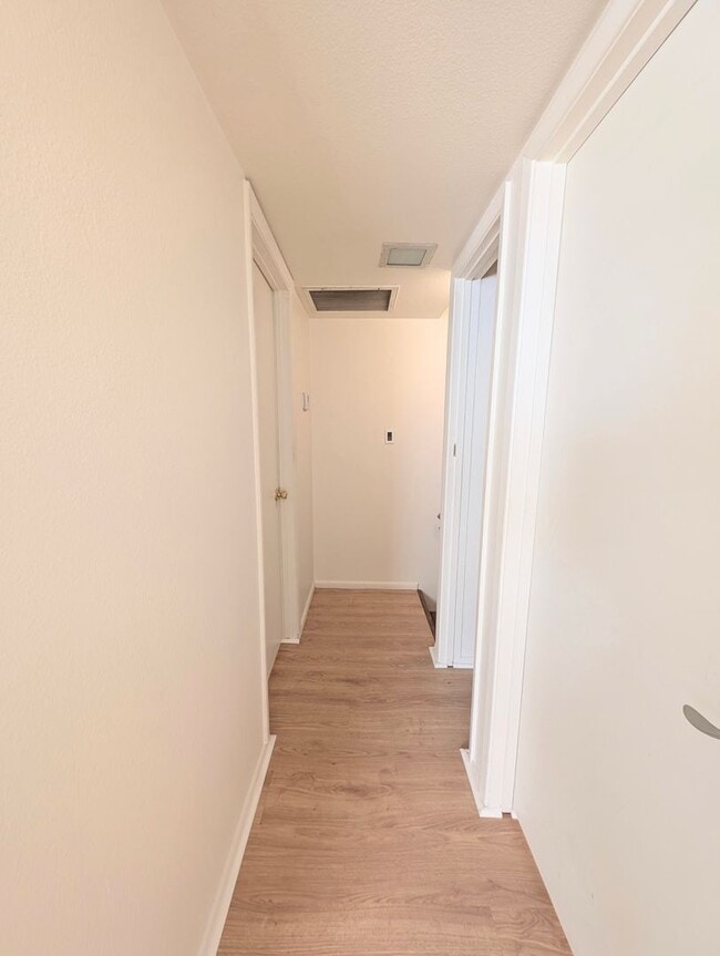Building Photo - CUTE TOWNHOME AVAILABLE NOW NEAR DOWNTOWN ...