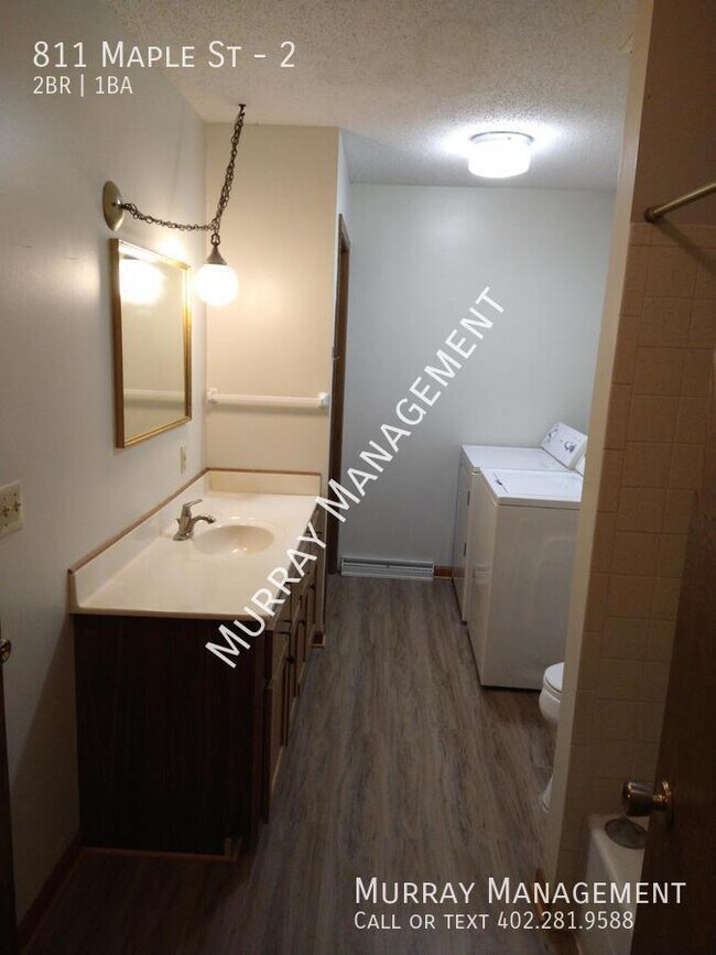 Building Photo - 811 Maple St